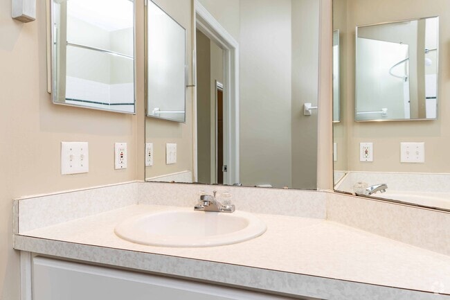 1BR, 1BA - 796SF - Bathroom