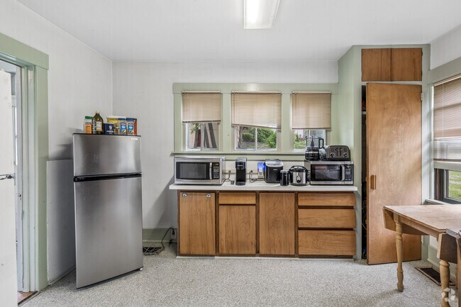 4BR, 1.5BA - 1,900SF - Kitchen