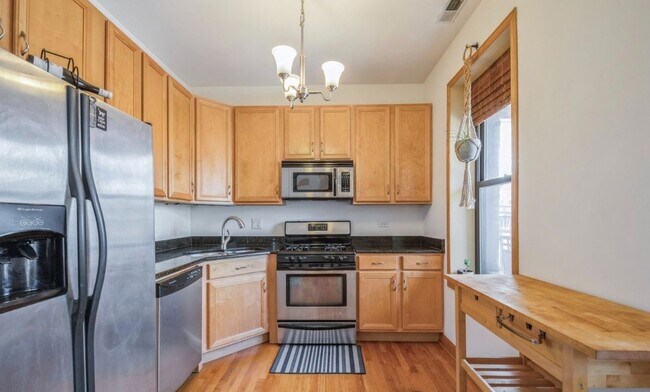 Building Photo - Bright 2 Bed 2 Bath in the Ukranian Village area Unit 2