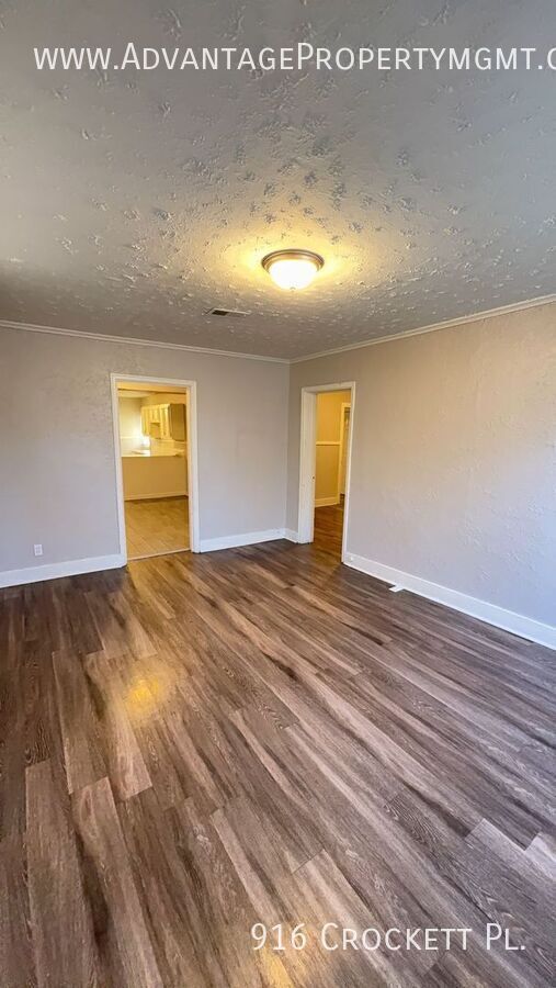 Photo - 916 Crockett Pl