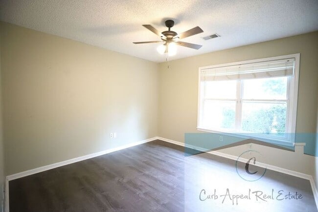 Photo - Nettleton Schools - 6 bed/ 3 bath 2,500 sq.ft.., back deck, fenced yard!!