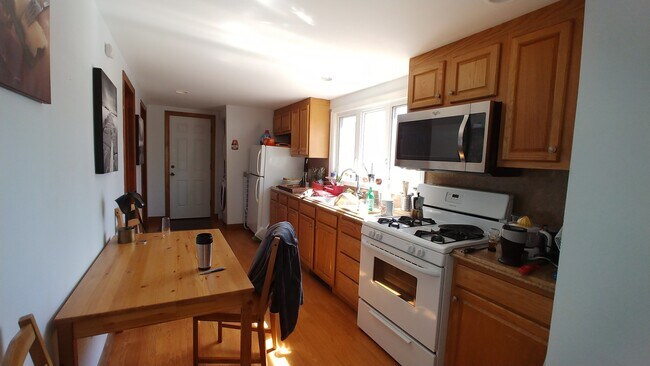 Building Photo - 108 Cross St Unit #1FRT Rental