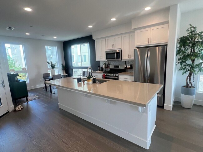Photo - 814 Marina Way S