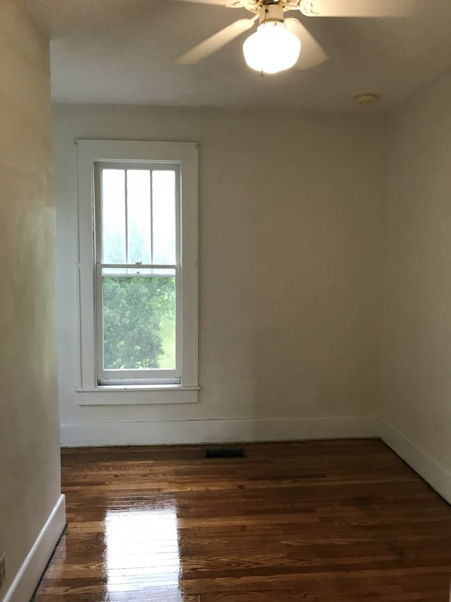 bedroom - 329 Maple Ave Unit 329