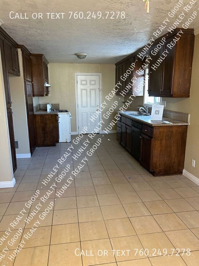 Photo - 15530 Hesperia Rd Unit D