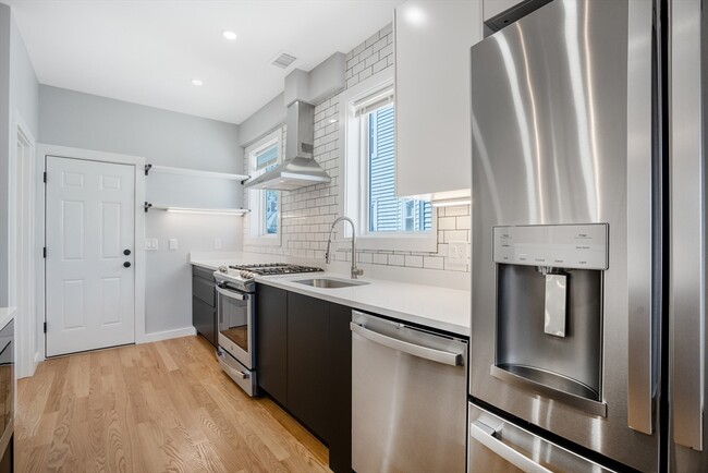 Building Photo - 27 Linden St Unit 3 Rental