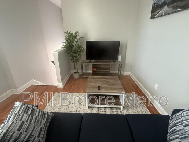 Photo - 17 E 21st St