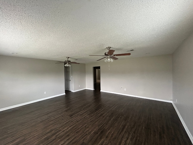 Spacious 4BR/3BA Horn Lake Home | 2,046 Sq Ft, Hardwood Floors, Fireplace & Garage