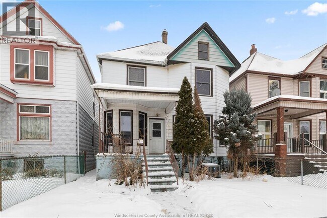 Photo - 722 Dougall Ave