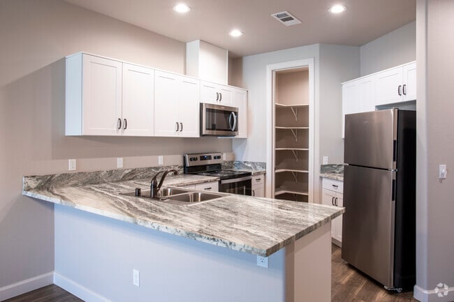 3 Bedroom - Kitchen - Vintage Visalia