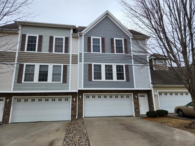 Building Photo - 2 Bedroom, 2 1/2 Bath Townhome in Urbandale with attached 2 car garage