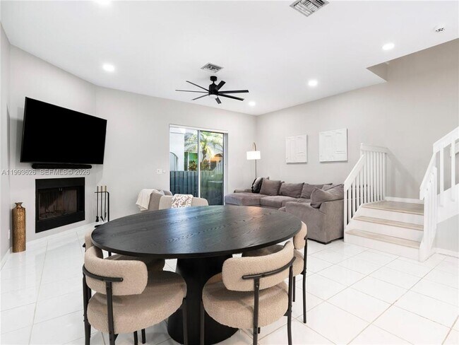 Photo - 835 NE 17th Way