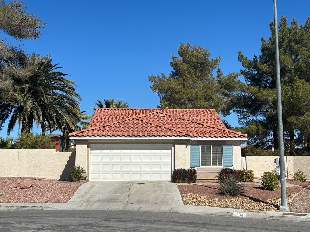Single Family home with Resort Like Yard - Single Family home with Resort Like Yard