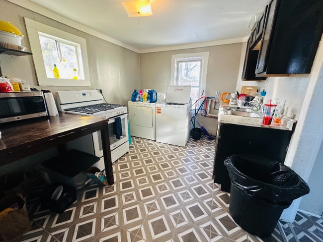 Photo - 122 W Oneida St