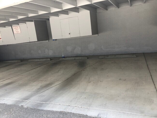 Estacionamiento cubierto para dos autos (al lado) - 18203 Coastline Dr Unidad 1