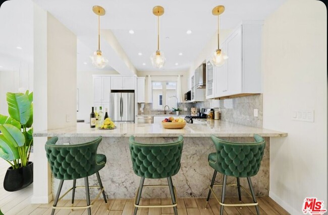 Building Photo - 1654 Greenfield Ave Unit 301