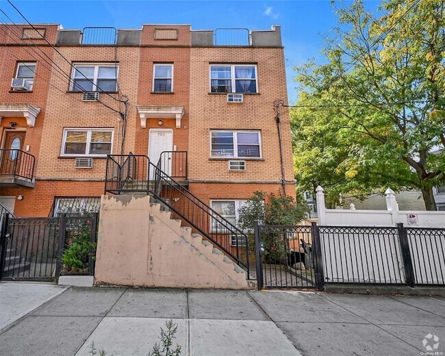 Building Photo - 790 Glenmore Ave Unit 1st floor Rental