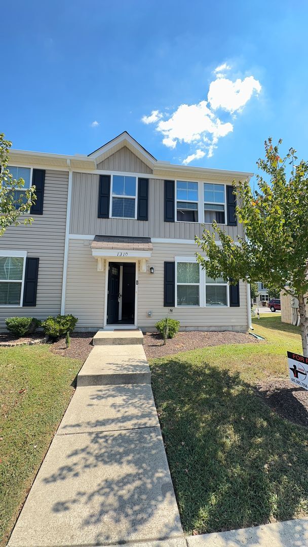 Building Photo - 3 bedroom 2.5 bath townhome near East Nash...
