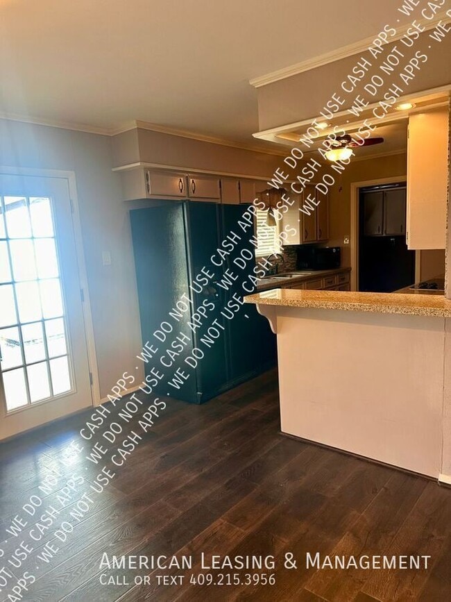 Photo - 704 Willow Oak St