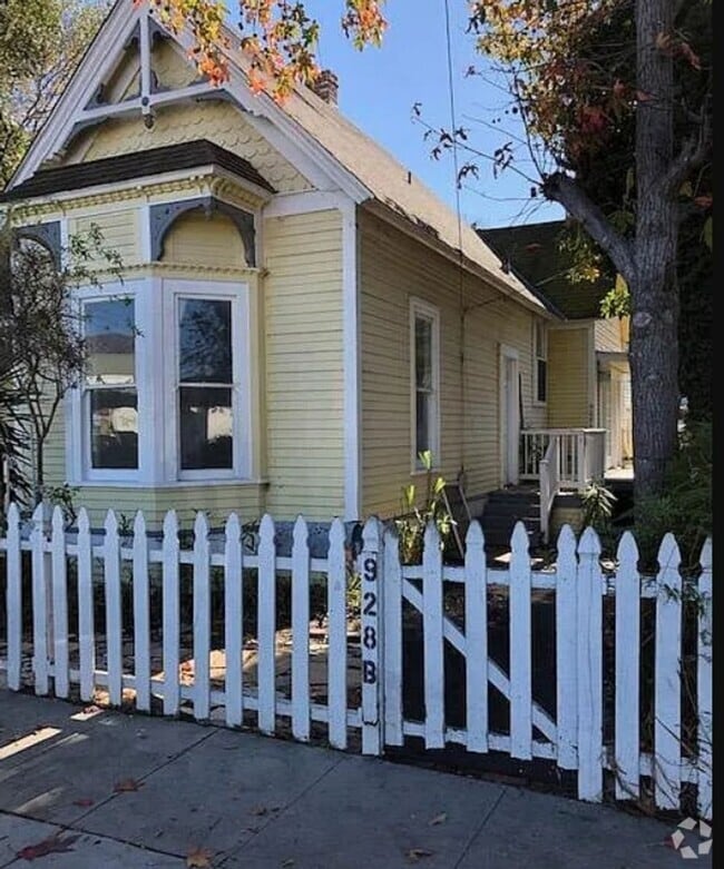 Building Photo - 928-930 Yale St Unit B Rental