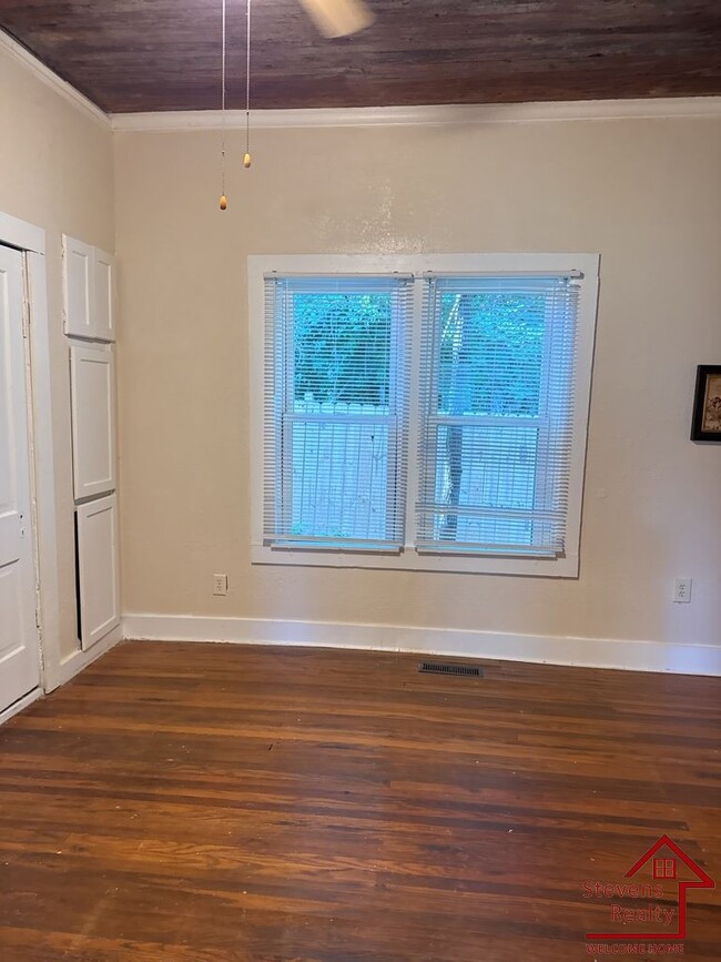 Photo - 117 N Main St