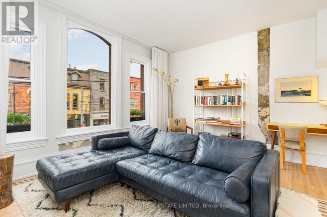 Photo - 787 Queen St W