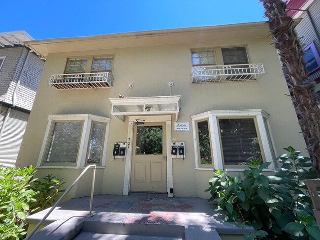 Building Photo - 721 22nd St Unit 04