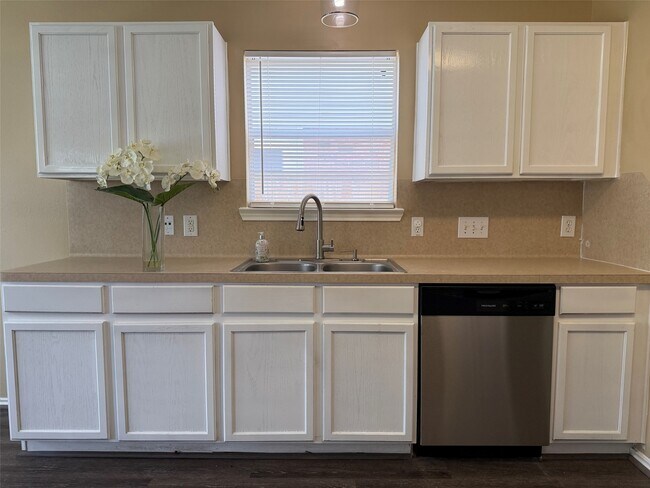 Photo - 1411 Hallcroft Ln