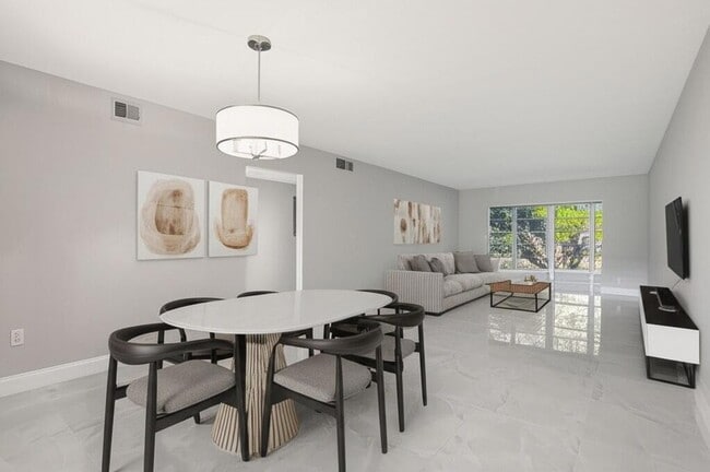 Building Photo - 2202 Lucaya Bend Unit G2