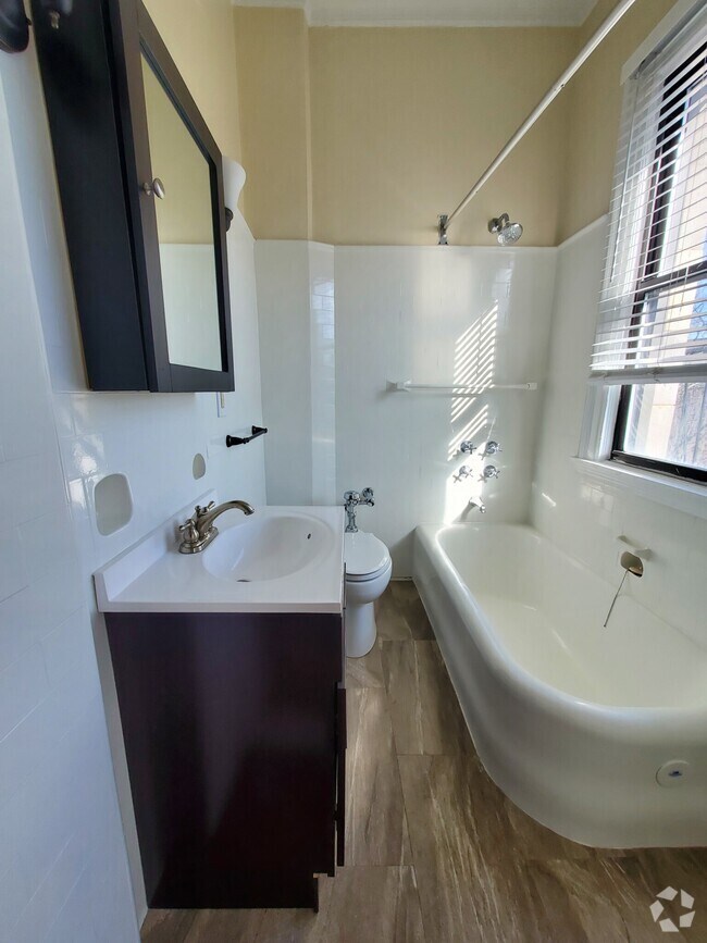 Building Photo - 1476 Beacon St Unit 31 Rental