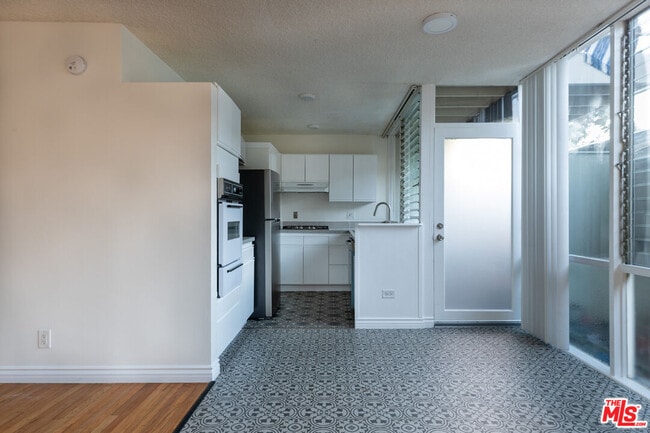 Photo - 11131 Rose Ave Unit 5