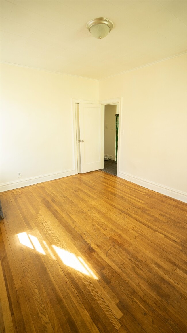 Photo - 573 Ave E