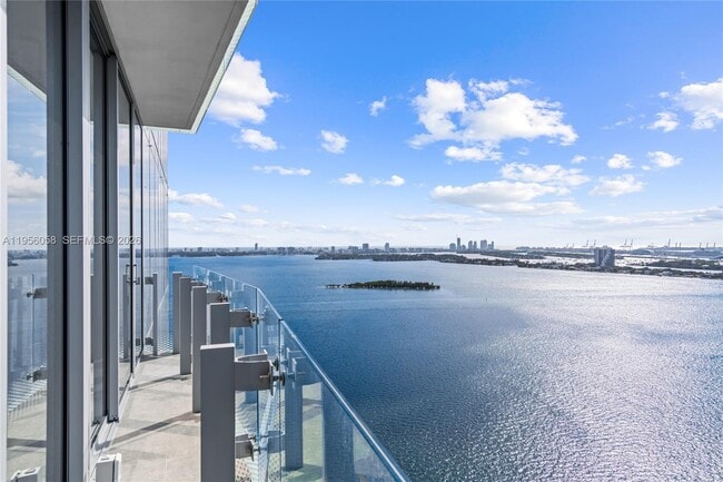 Photo - 700 NE 26th Terrace Unidad 2904