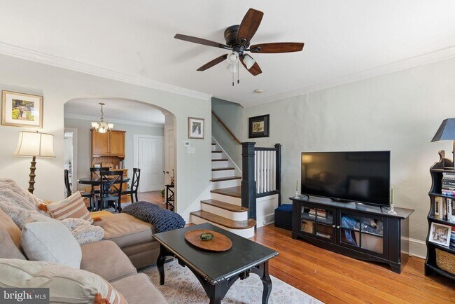 Photo - 405 Leverington Ave