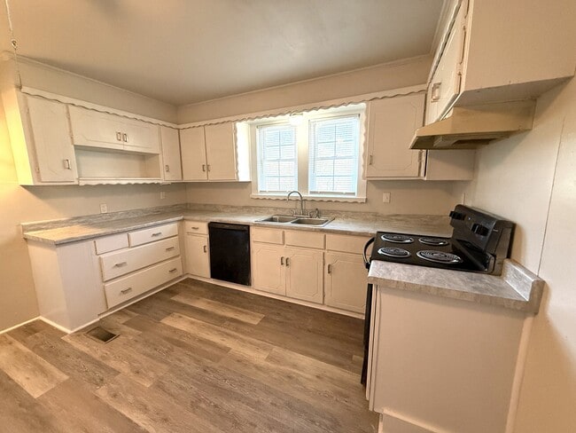 Photo - 524 Carter St SE