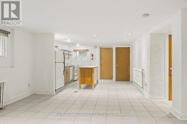 Photo - 321 Palmerston Blvd