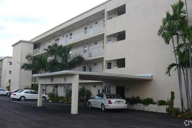 Building Photo - 2400 NE 1st Ln Unit 206 Rental