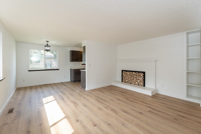 Building Photo - 512 E Longfellow Ave Rental