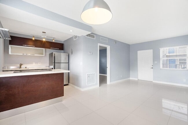 Building Photo - 416 NE 15th Ave Unit 2