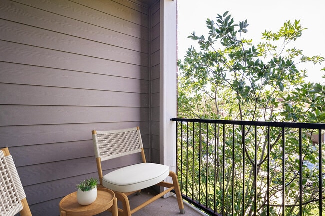 Oxmoor_2026_Balcony_VirtuallyStaged