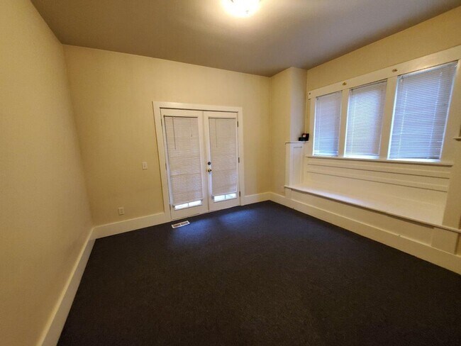 Photo - 7 Bed/2 Bath Unit in a Nice Duplex near UW Campus
