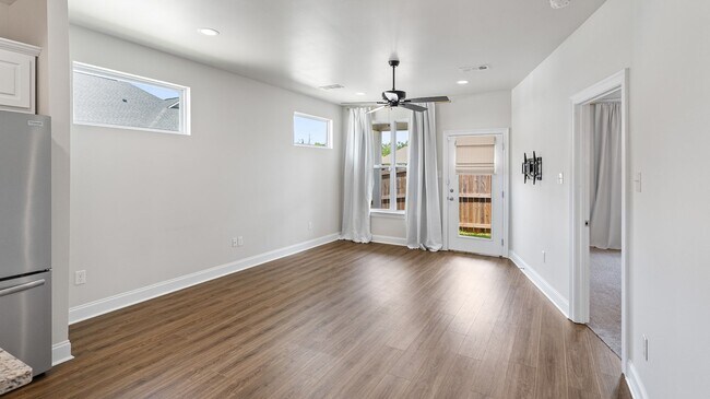 Photo - 3 Bedroom Townhomes Off Burbank