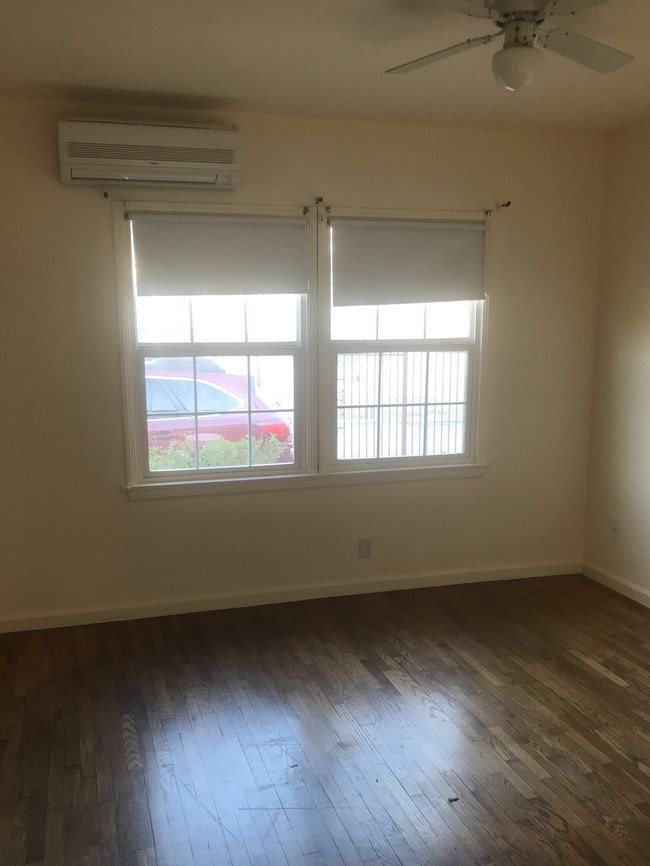 Dormitorio - 14228 Gilmore St