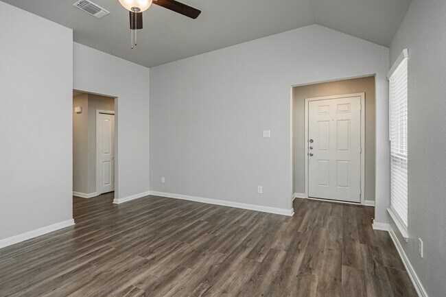 Photo - 517 Fallbrook Dr