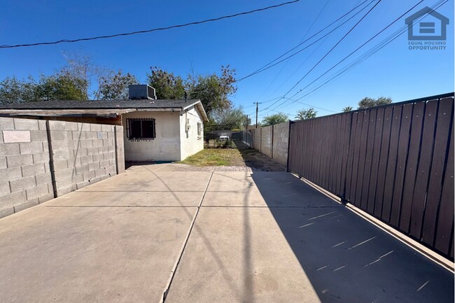 2Bed/1Bath House at AZ-51/Thomas Rd! -- NO HOA! FENCED-IN YARD!