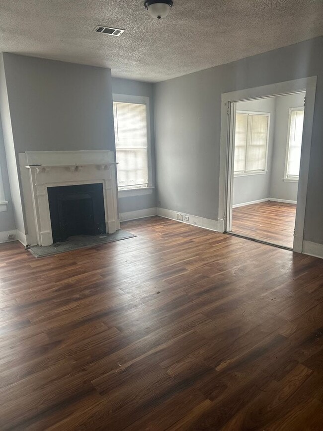 Photo - 3 bedroom 1 bath close to Mercer University!