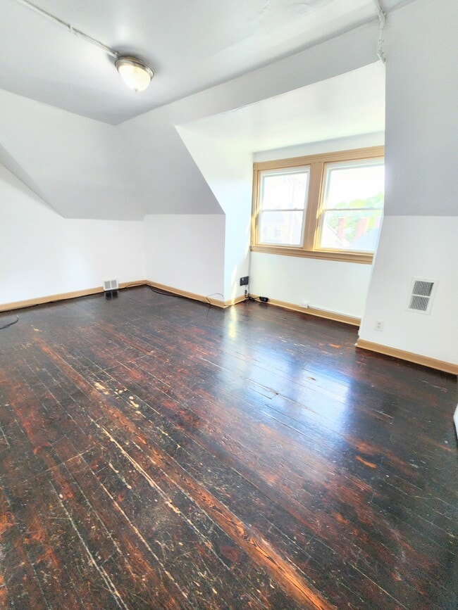 Building Photo - 728 N Sheridan Ave Unit 3