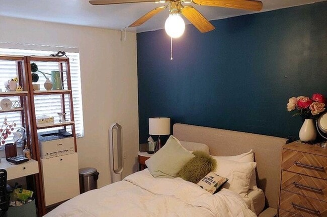 Dormitorio grande en la planta baja. - 914 SW 8th Ln