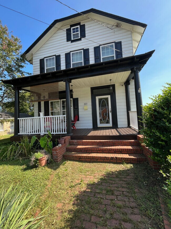 Photo - 301 W 26th St