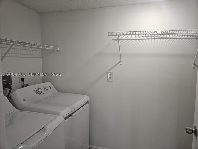 Building Photo - 5740 Rock Island Rd Unit 295
